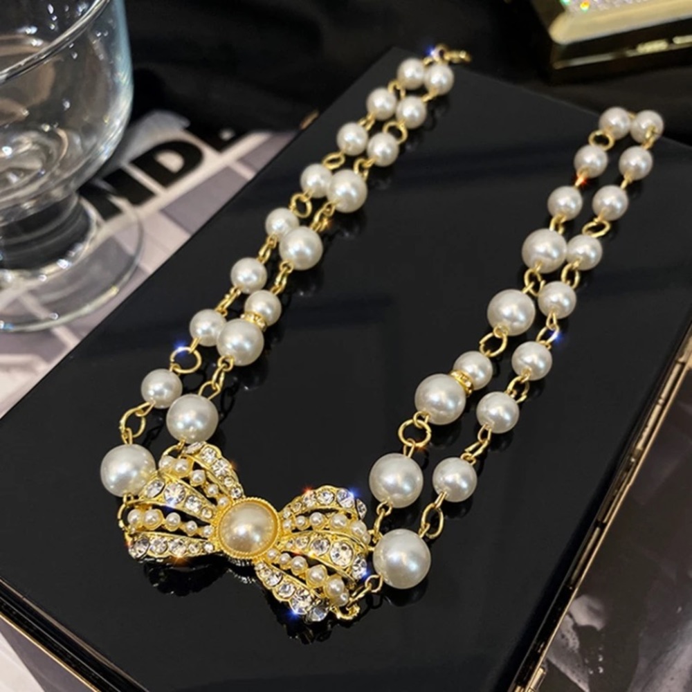 ๐ Gorgeous Golden Bowknot Rhinestone Pearl Choker - Picture 2 of 5
